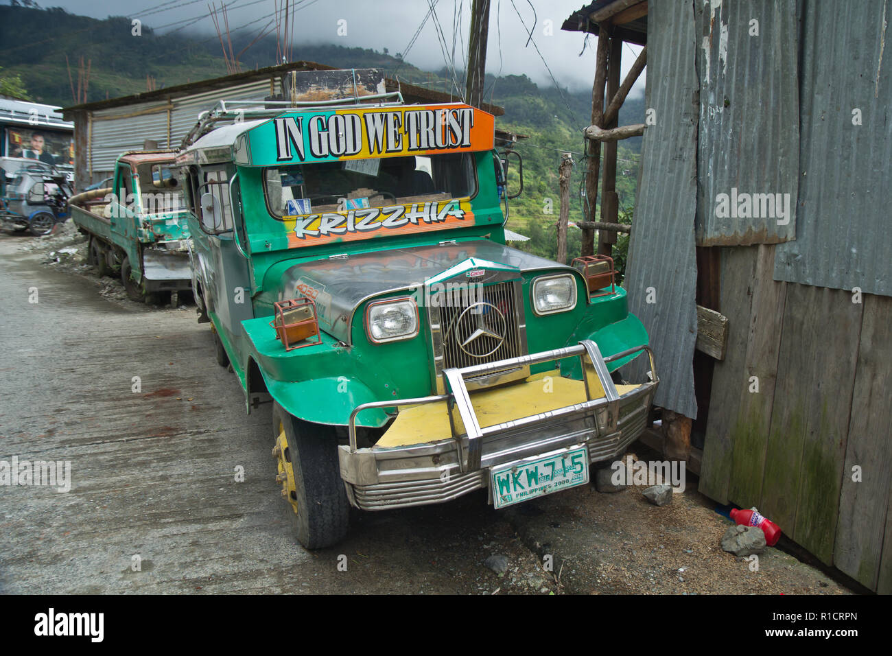 Filipino jeepney - Banaue Rice Terraces sind in den Bergen von Ifugao auf den Philippinen von den Vorfahren der indigenen Bevölkerung geschnitzt. Stockfoto