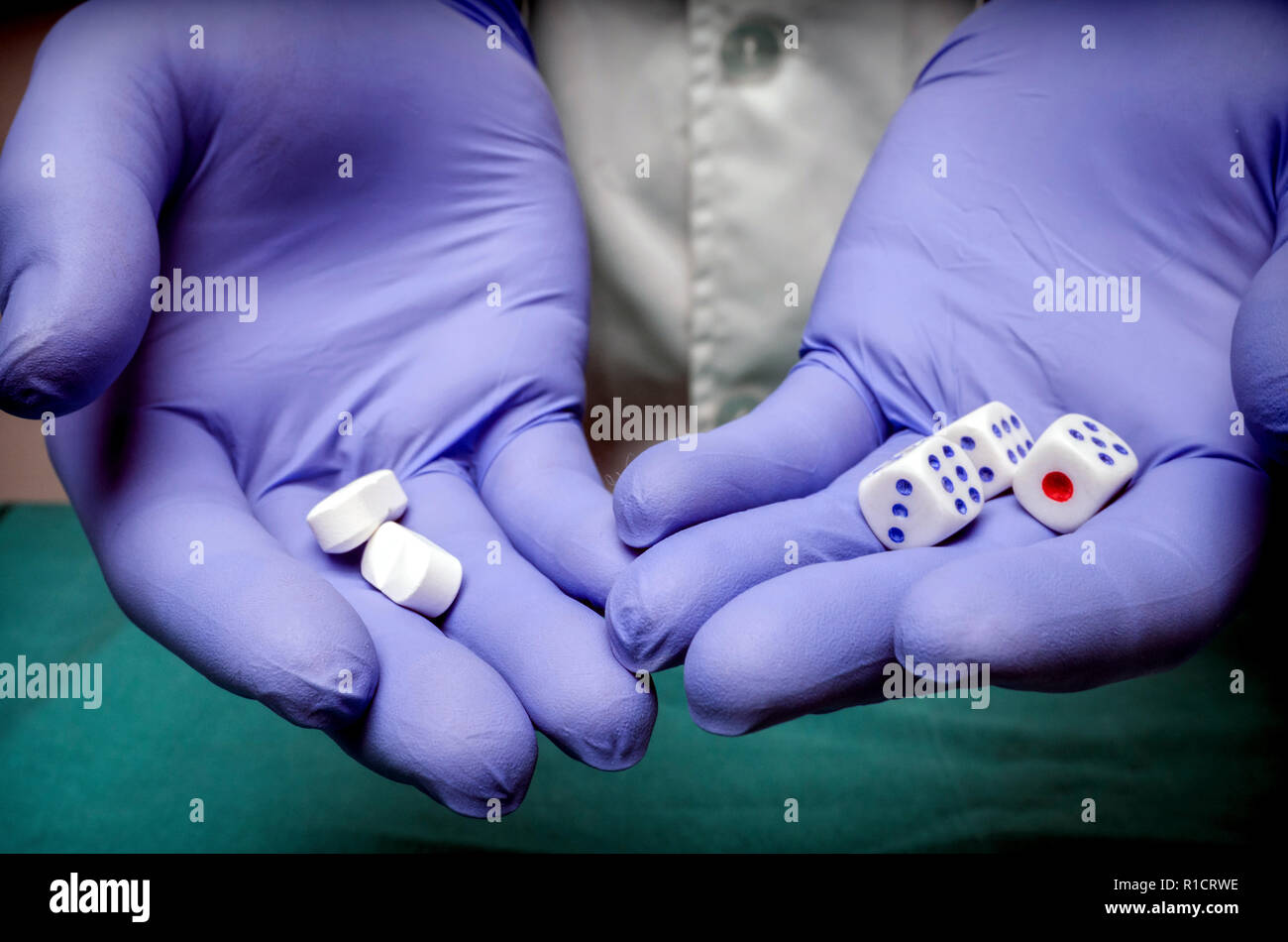 Arzt hält drei Würfel links und rechts einige Pillen, konzeptionelle Bild Stockfoto