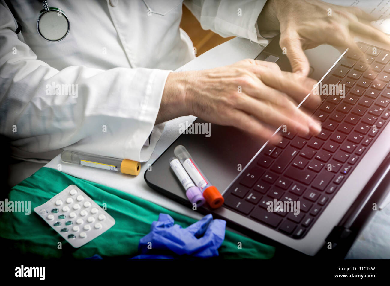 Die Hände des Arztes Schreiben schnell auf Laptop, konzeptionelle Bild Stockfoto