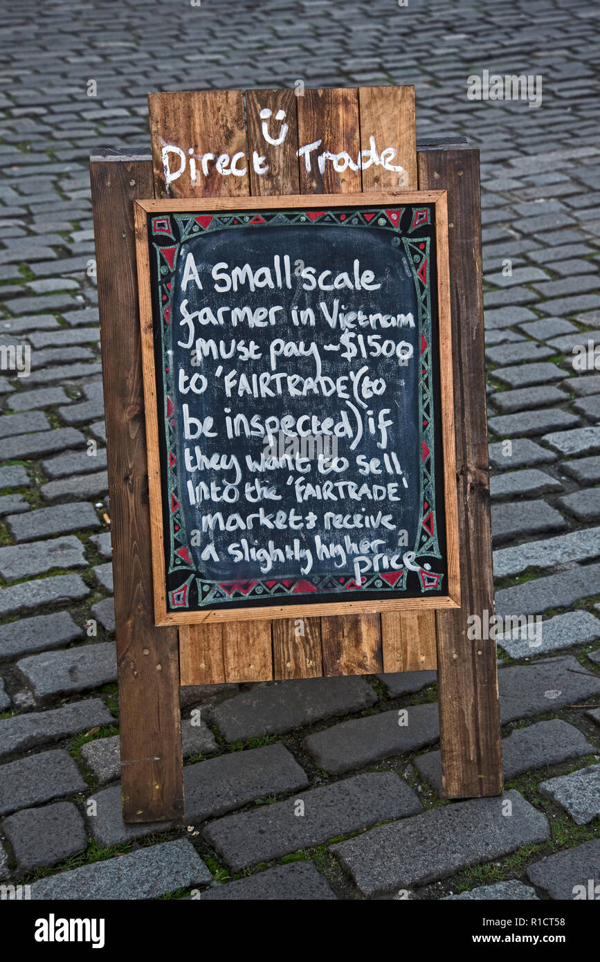 Direkter Handel Werbung board besie einen Kaffee Kiosk auf dem George Square, Edinburgh, Schottland, Großbritannien. Stockfoto
