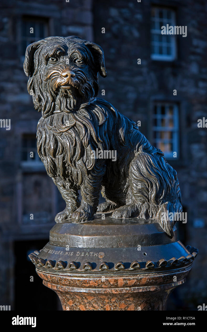 Die Statue von greyfriars Bobby außerhalb Greyfriars Kirkyard in Edinburgh, Schottland, Großbritannien. Stockfoto