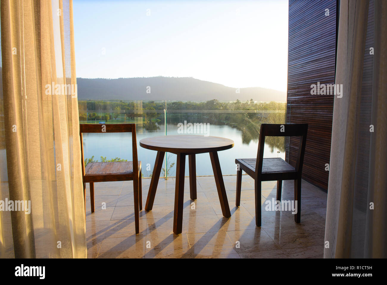 Haus Seeblick, Balkon mit Tisch und Stuhl Stockfoto