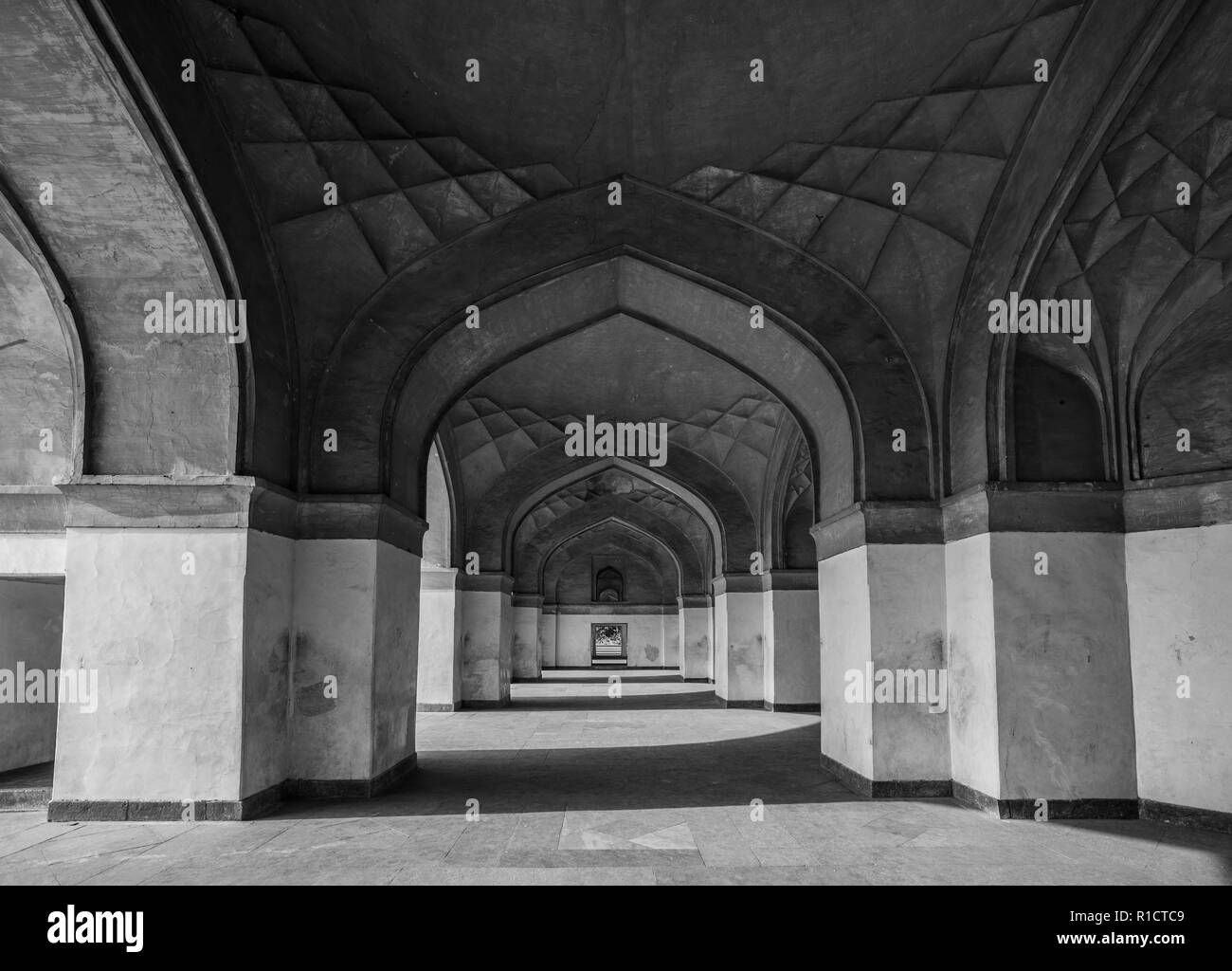 Der Kreuzgang neben Akbars Grab in Sikandra, in der Nähe von Agra, Indien Stockfoto