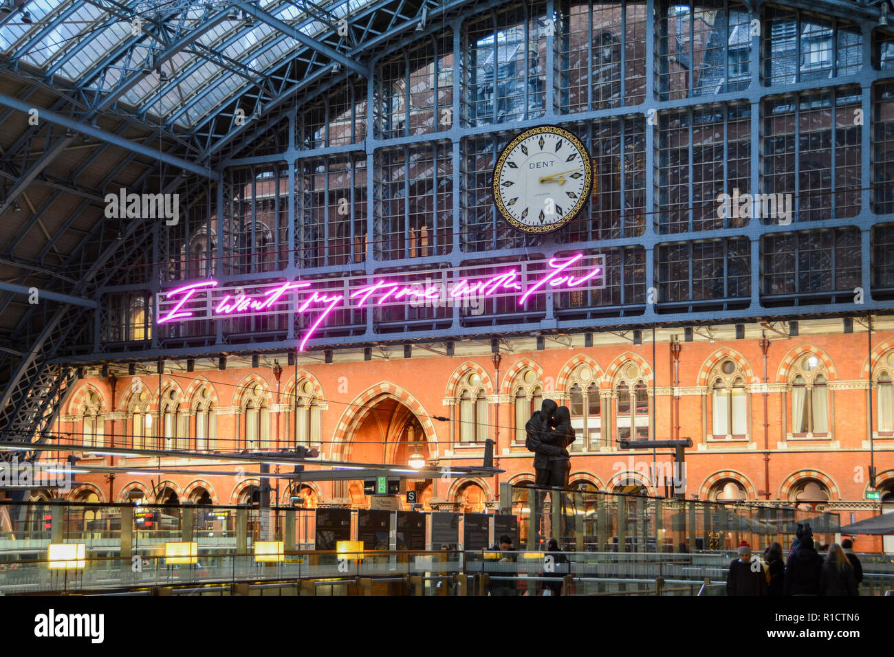 Tracey Emins pinkfarbene Neoninstallation „I Want My Time With You“ neben dem weltberühmten Dent-Zifferblatt am Bahnhof St. Pancras, London, England Stockfoto