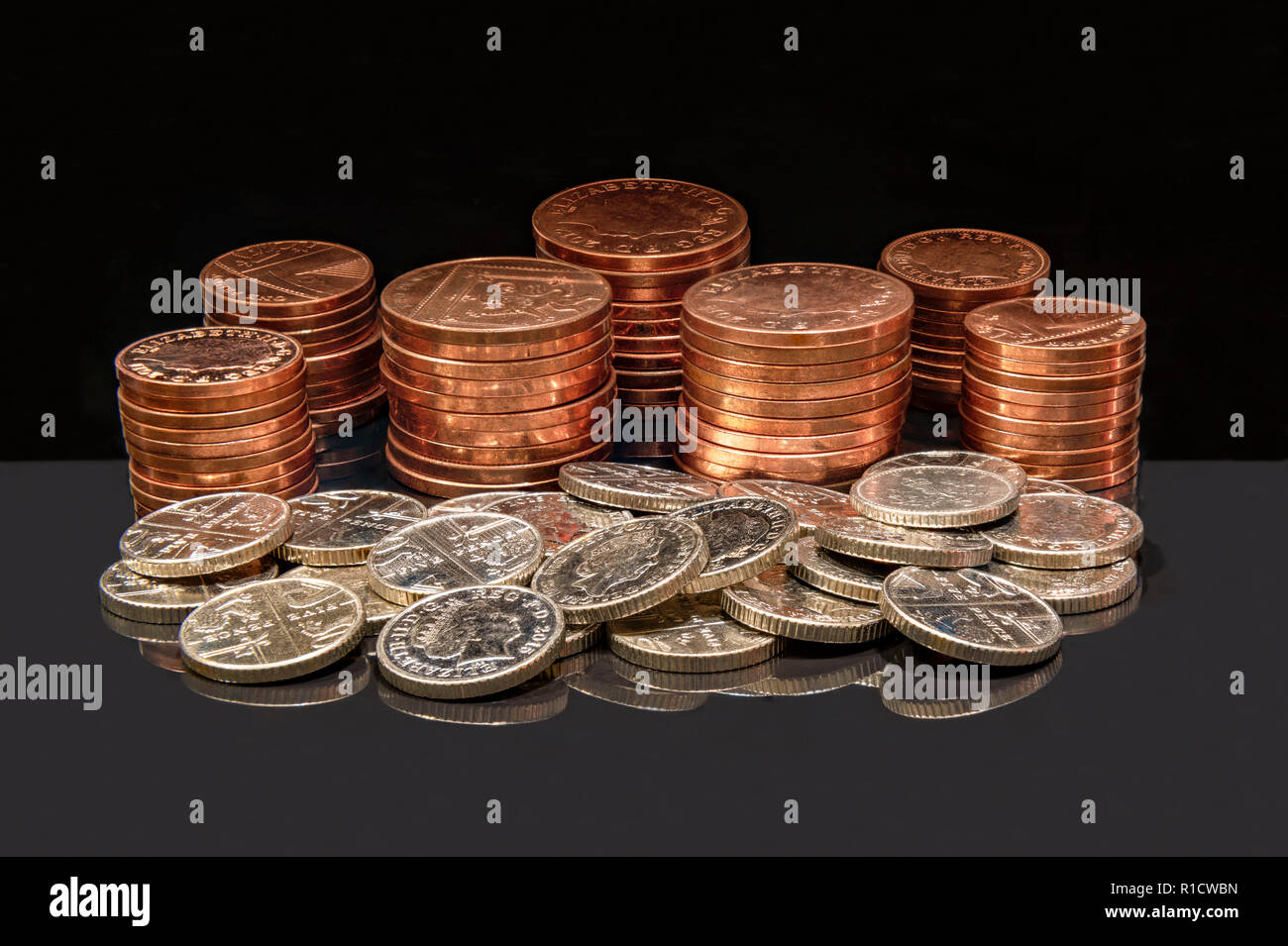 Detailansicht von geringem Wert Großbritannien Münzen in einem Stapel Stockfoto