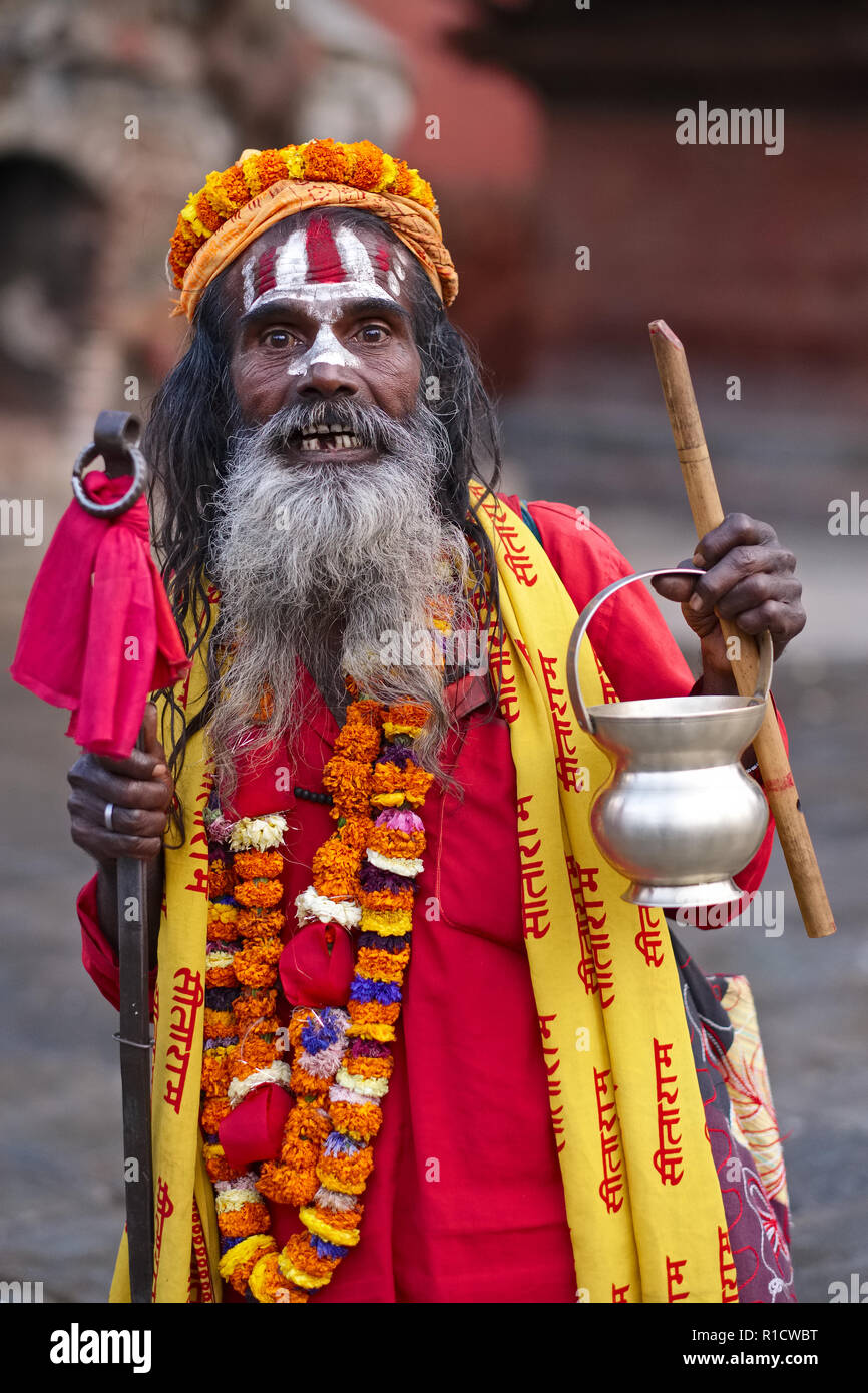 Ein ziemlich wilden sadhu oder so genannten hinduistischen heiligen Mann am Durbar Square, Kathmandu, Nepal, in der Regel bis zum Nutzen der touristische Kameras gekleidet Stockfoto