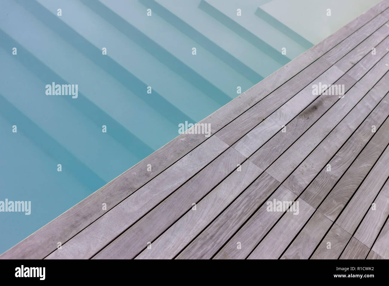Holz Plattform Und Treppen Zum Pool Textur Stockfotografie Alamy
