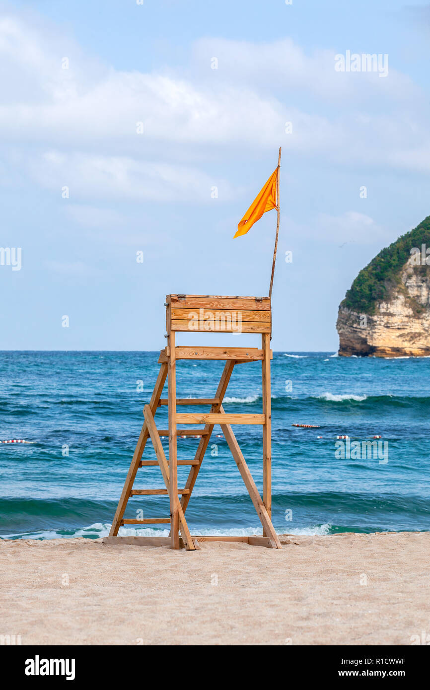 Auf einsamen Strand Rettungsschwimmer stehen Stockfoto