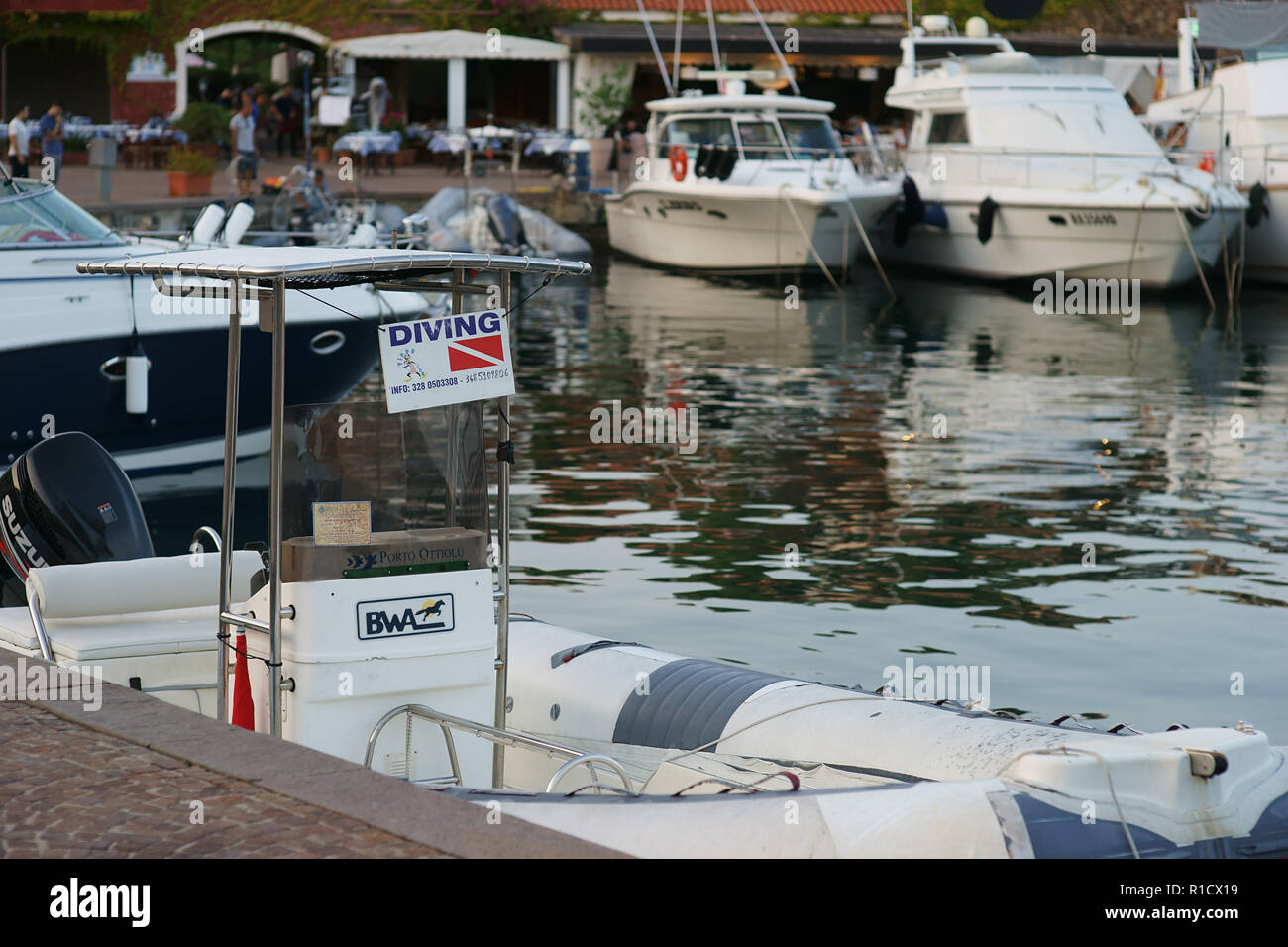 Tauchen Boot in der Marina von Ottiolu Hafen, Costa Degli Oleandri, Sardinien, Italien, Mittelmeer, Europa Stockfoto