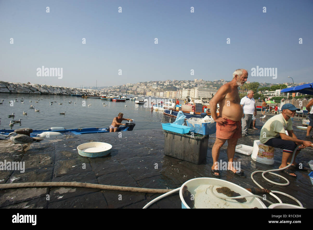 Fischer Verkauf von Fisch, Rotonda Diaz, Stadt Neapel, Golf von Neapel, Italien Stockfoto