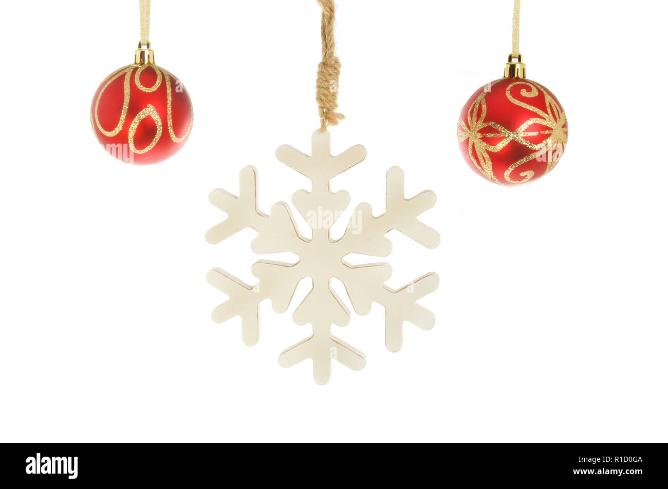Weihnachtsschmuck, rot und gold Glitter Flitter hängen mit einer Schneeflocke Dekoration gegen Weiße isoliert Stockfoto