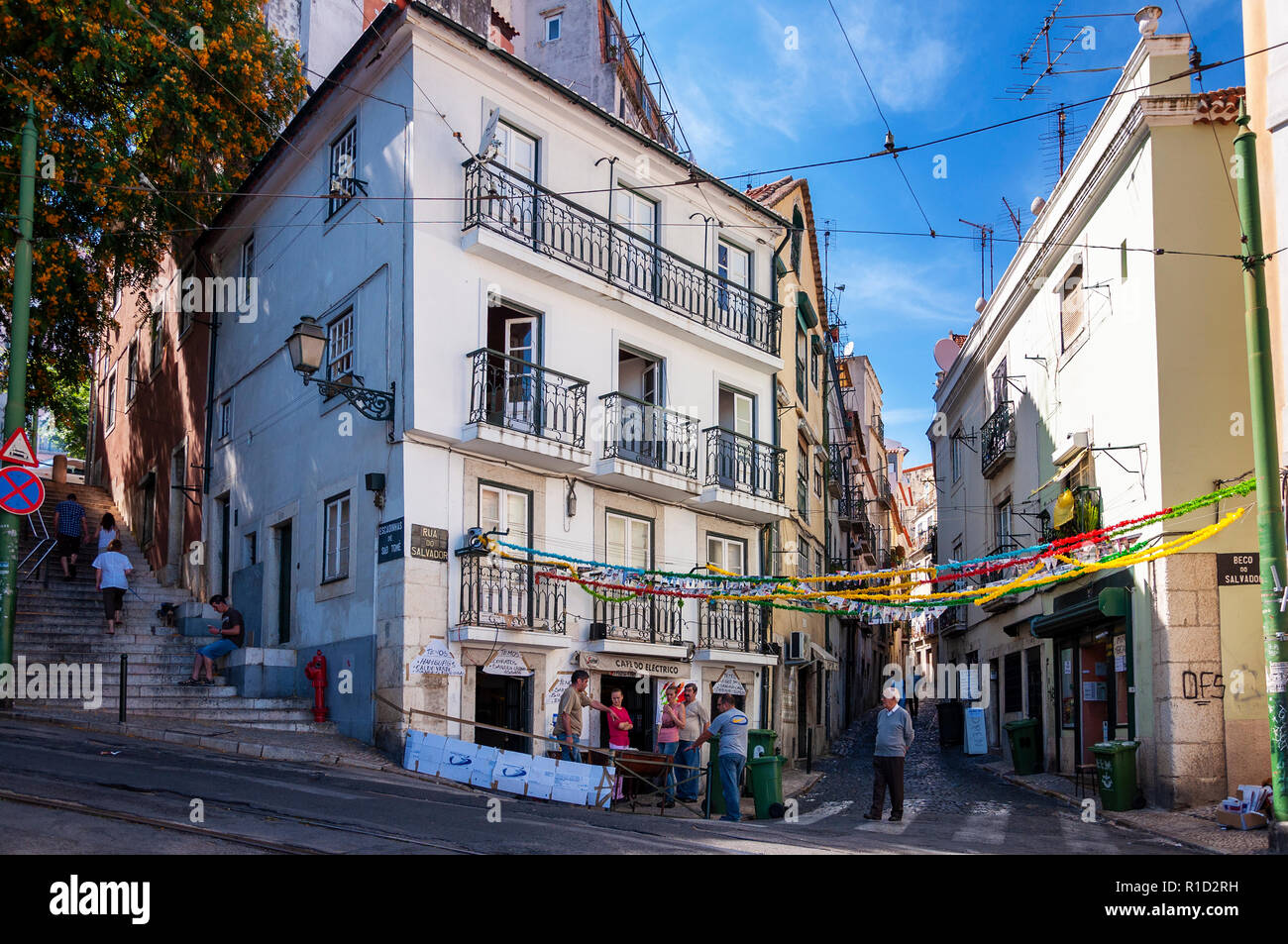 Lissabon, Portugal - November 6, 2011: Street Scene in der Alfama Viertel bei den beliebten heiligen Feste, mit den Menschen vor einer traditio Stockfoto