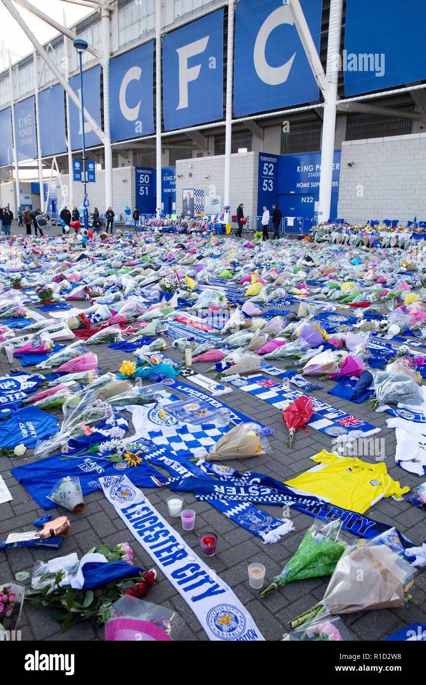 Leicester City Football fans Tribute außerhalb des Stadions nach dem Tod des Eigentümers Vichai Srivaddhanaprabha bei einem Hubschrauberabsturz. Stockfoto Leicester City Football fans Tribute außerhalb des Stadions nach dem Tod des Eigentümers Vichai Srivaddhanaprabha bei einem Hubschrauberabsturz. Stockfoto