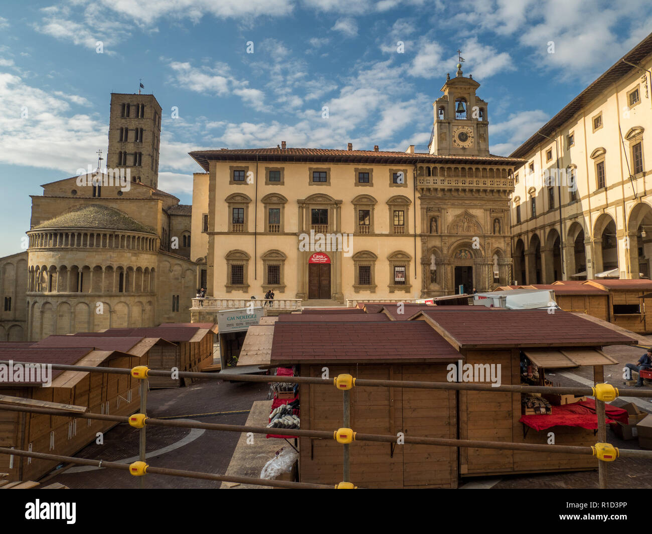 Mittelalterliche Piazza Grande, Hauptplatz in Arezzo, Toskana, Italien, mit Santa Maria della Pieve links & der gotische Palast der Laien Brüderlichkeit rechts Stockfoto