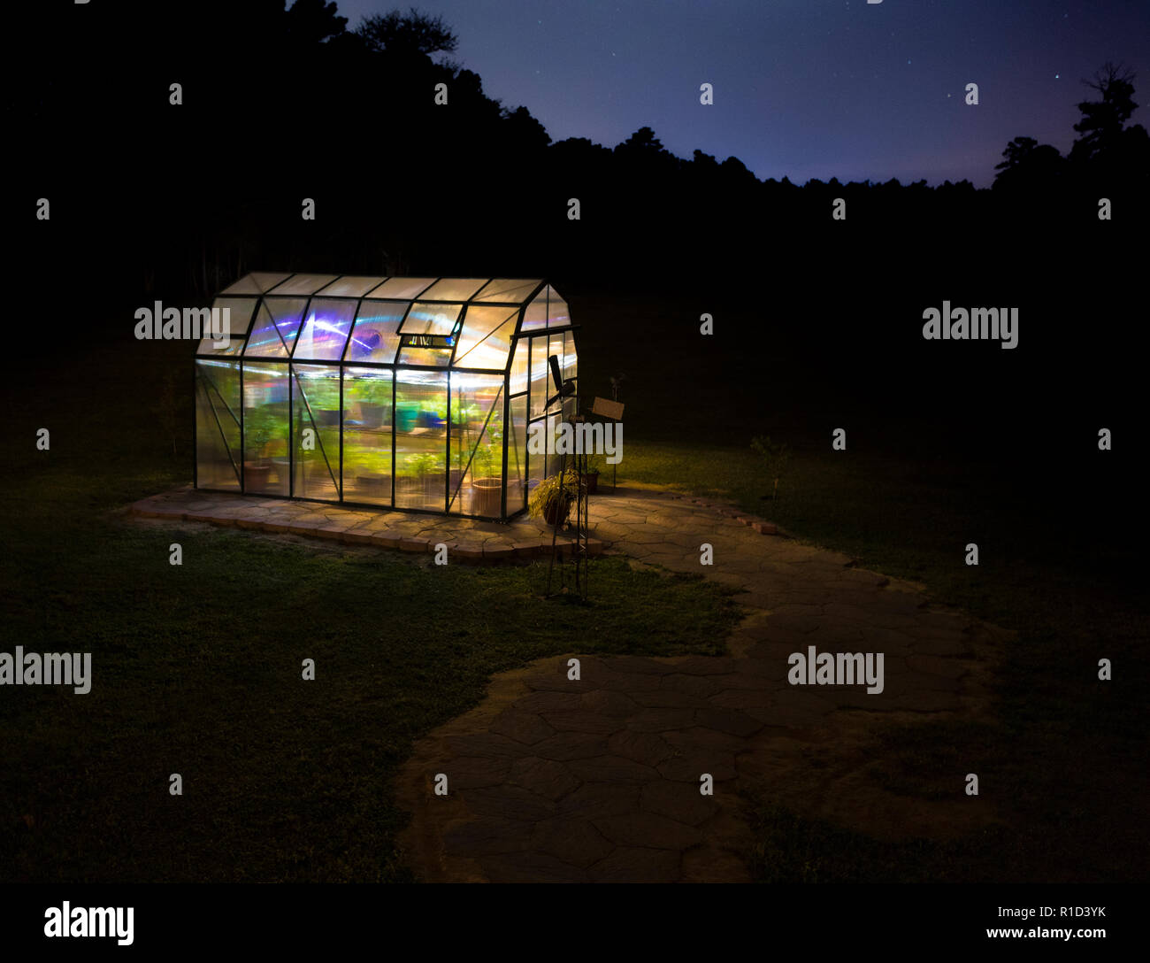 Treibhausgasemissionen in der Nacht mit Beleuchtung von innen gesehen Stockfoto