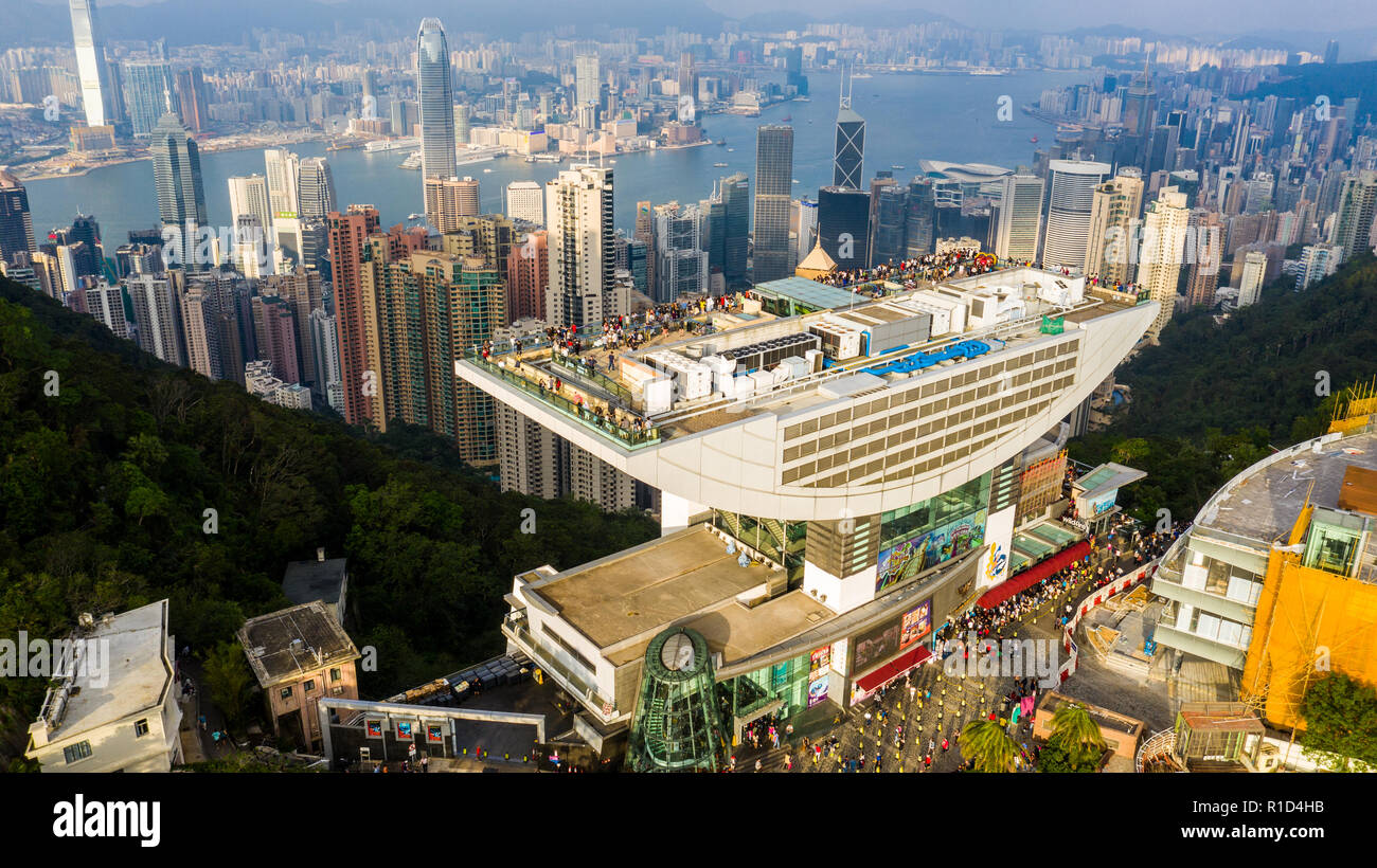 Der Peak Tower, Victoria Peak, mit Blick auf Hong Kong Stockfoto