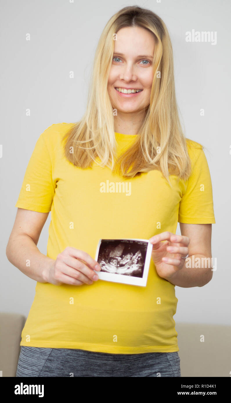 Schwangere Frau mit Ultraschall Bild Scannen Stockfoto