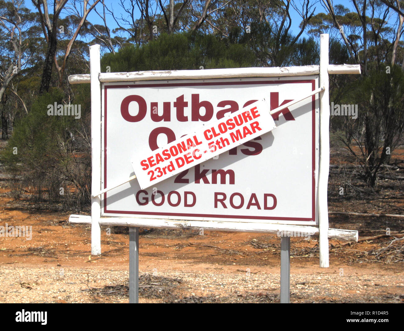 Schild mit Text, dass das Hotel für saisonale Schließung geschlossen ist. Im Outback von Australien. Im Hintergrund Bäume, von Bushfire ruiniert sind. Stockfoto