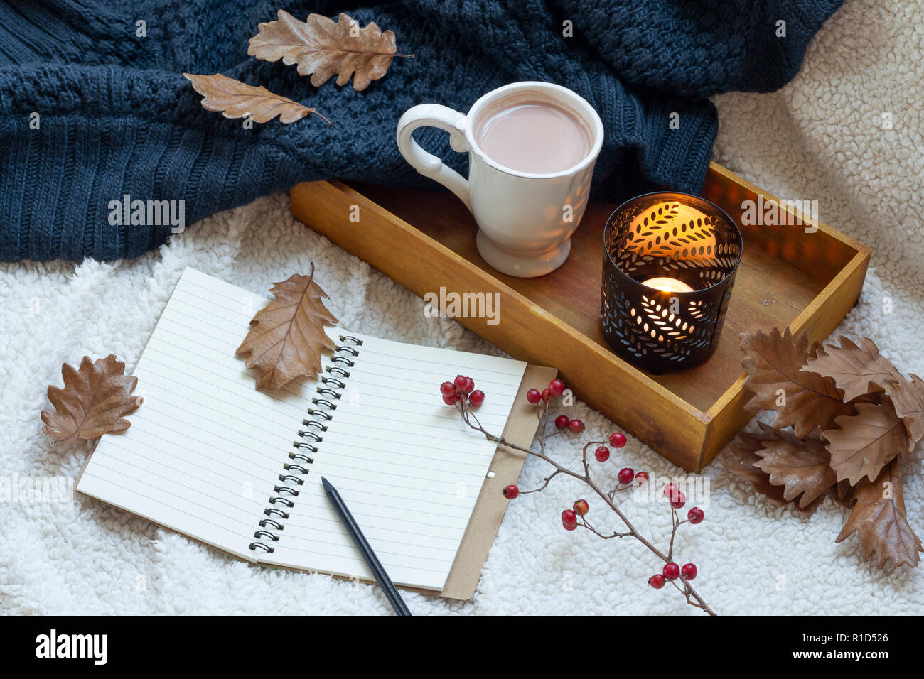 Leere Blogger Tagebuch mit Becher Kaffee Stockfoto