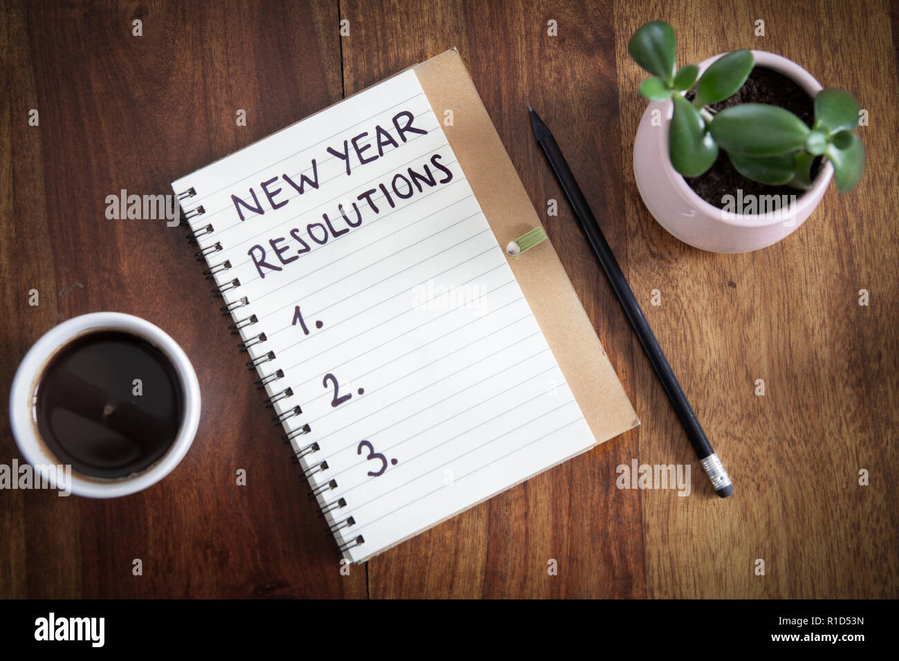 Holz Büro Schreibtisch Tisch mit leeren Notebook, Computer Gadgets und Zubehör. Ansicht von oben, flach. Stockfoto