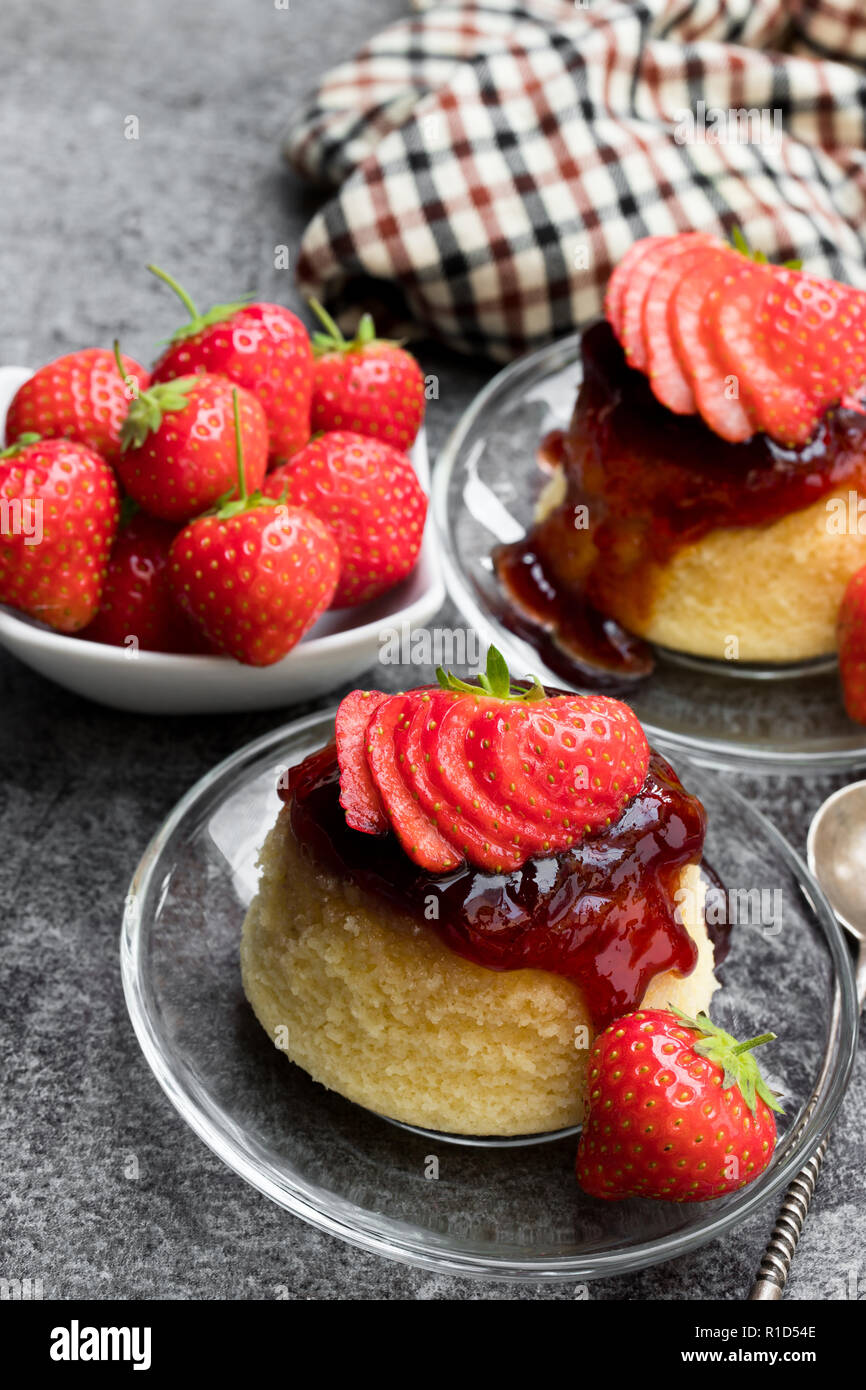 Erdbeermarmelade Schwamm Kuchen am grauen Stein Hintergrund Stockfoto