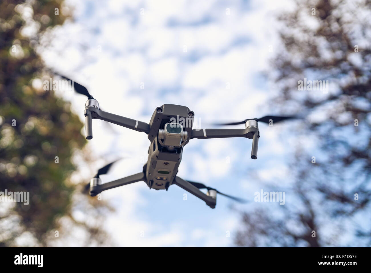 Drohne fliegen in die Luft, sichtbare Bäume und der blaue Himmel Stockfoto