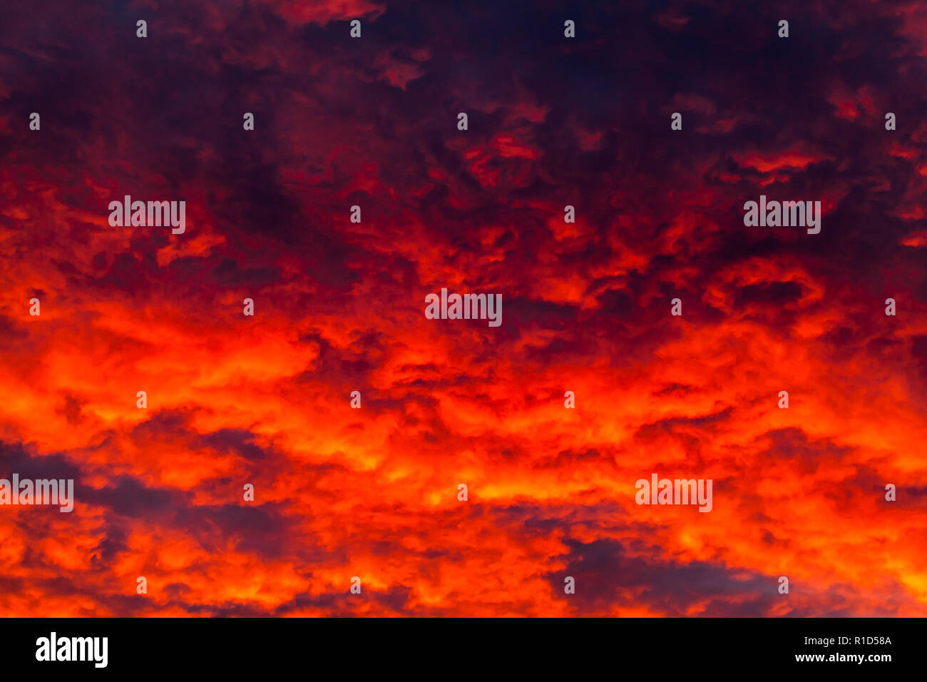 Farbenfroh dunklen bewölkten Himmel. Natürliche foto Hintergrund Textur Stockfoto