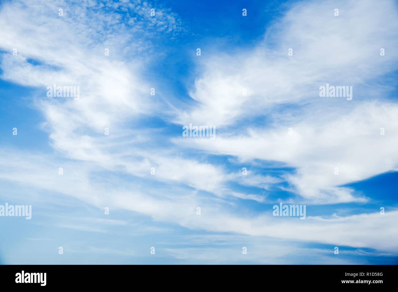 Cirrus Wolken im blauen Himmel bei Tag. Hintergrund Foto Textur Stockfoto