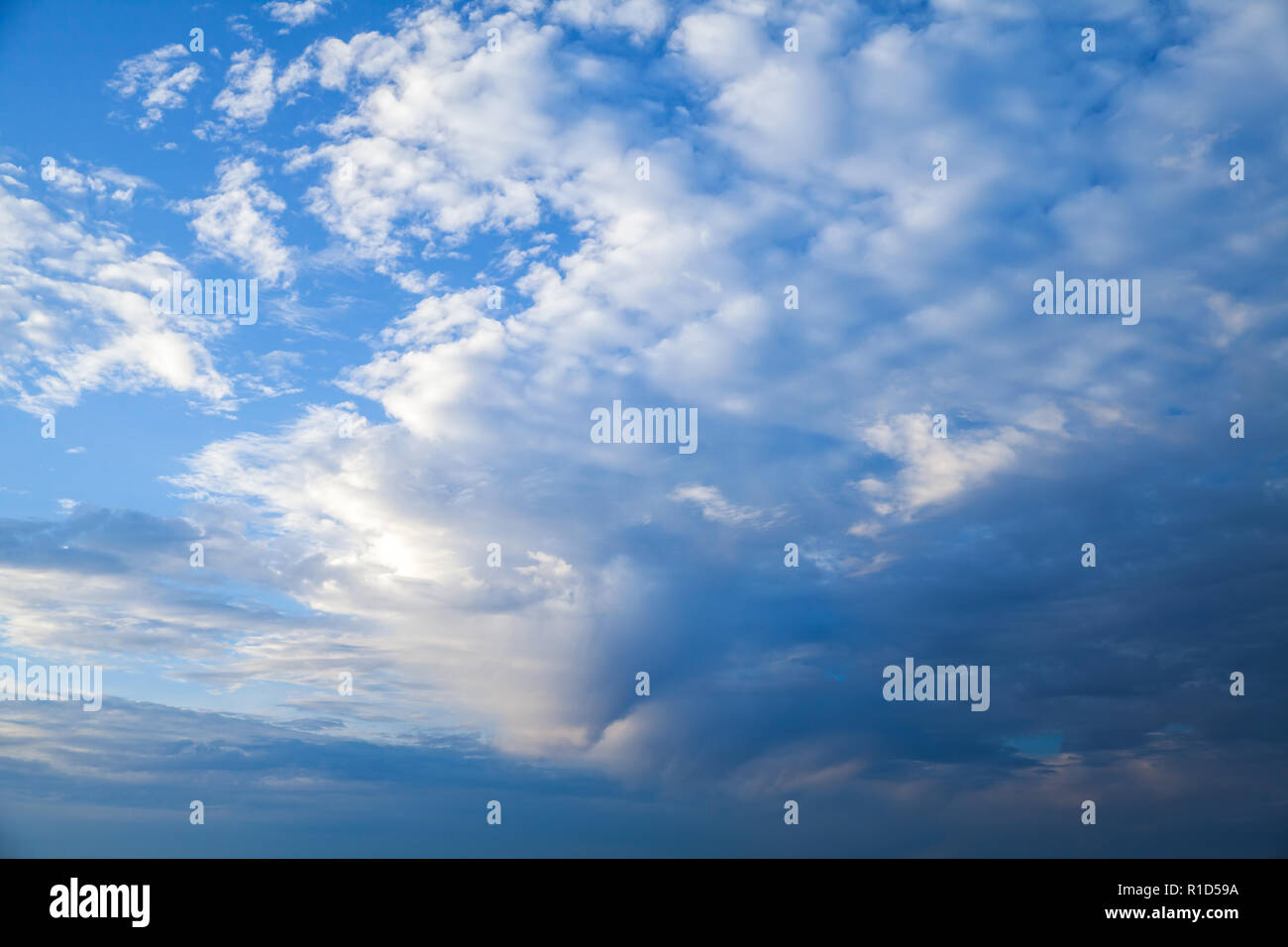 Dunkle Wolken im blauen Gewitterhimmel, natürliche Hintergrund Foto Textur Stockfoto