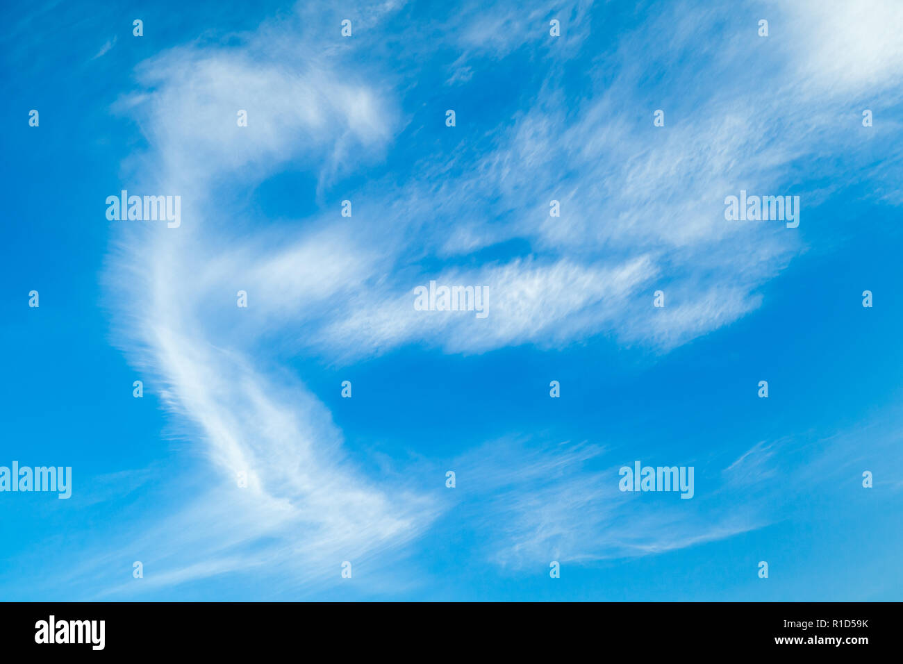 Natürliche blauer Himmel mit Zirruswolken bei Tag. Hintergrund Foto Textur Stockfoto