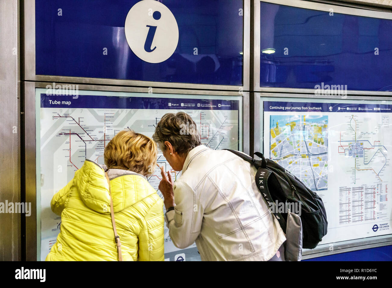 London England, Großbritannien, South Bank, Southwark U-Bahn U-Bahn U-Bahn U-Bahn U-Bahn U-Bahn Jubilee Line, Karte, Route, Frau Frauen, suchen, Informationen, Großbritannien GB Stockfoto