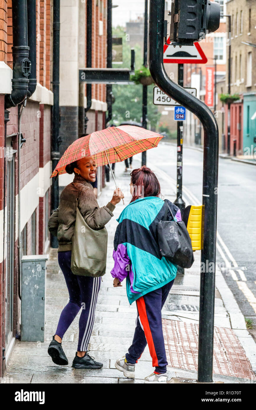 London England, Großbritannien, Großbritannien Großbritannien, South Bank Southwark, Union Street, streuen, leichter Regen, Regenschirm halten, Schwarze Afrikaner Stockfoto