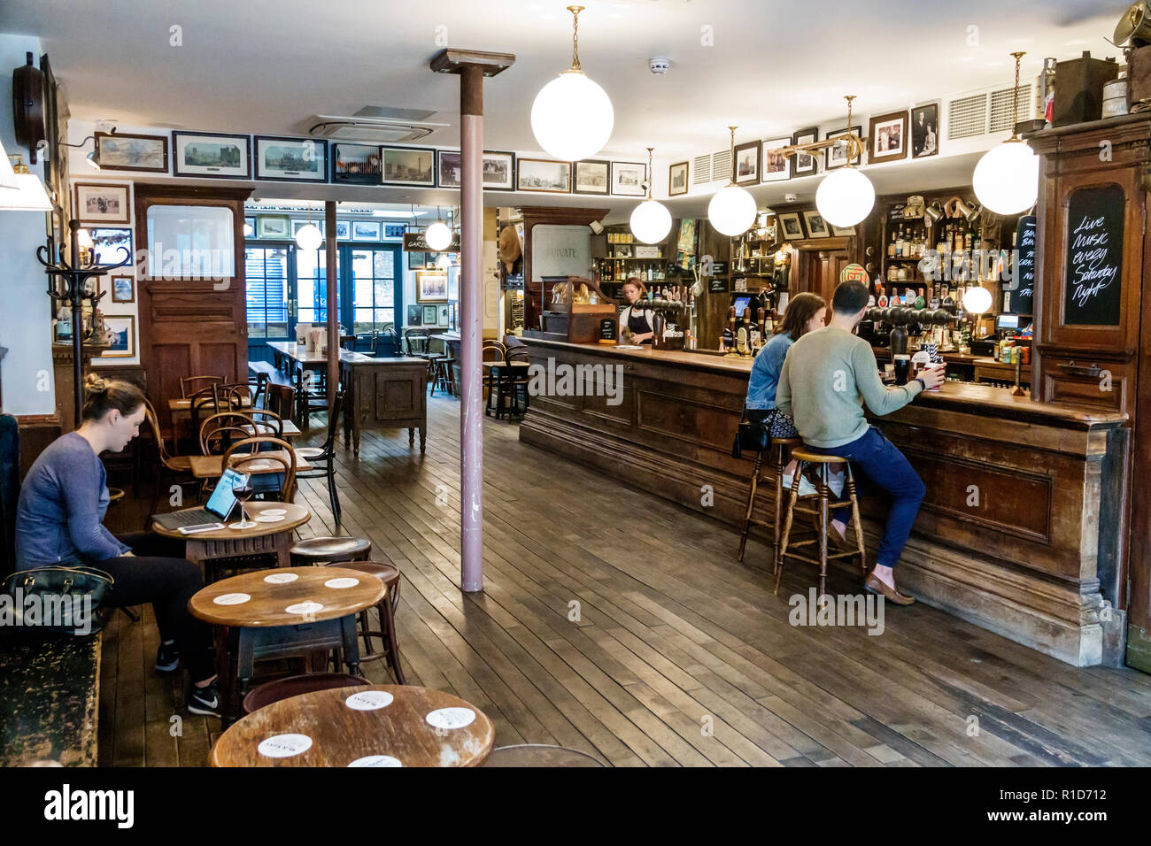 London England, Großbritannien, South Bank Southwark, Union Street, Mc & Sons Pub, traditioneller alter irischer Boozer, öffentliche Hausbar, abgenutzte Holzbanktische, Hartholzfl Stockfoto