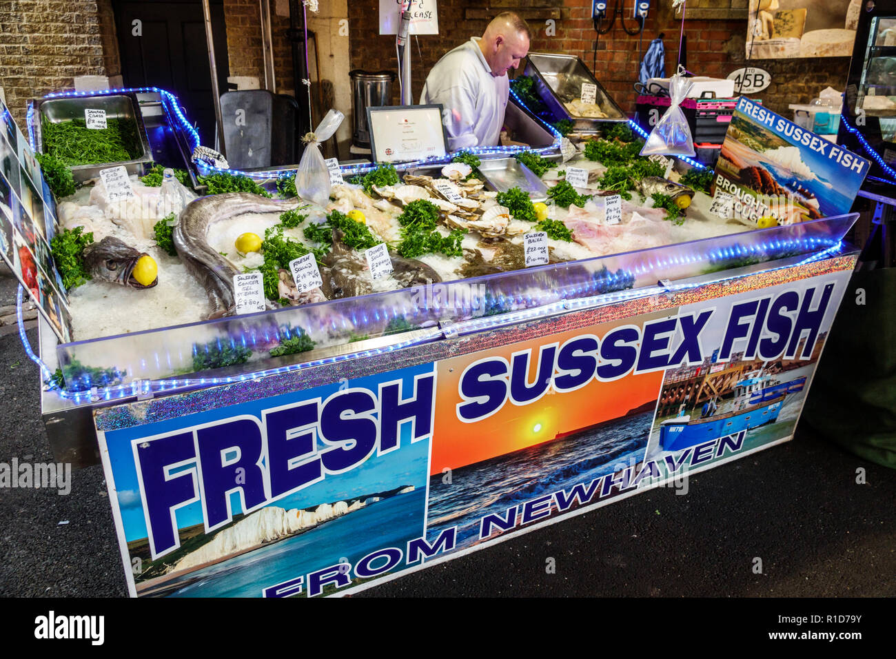 London England, Großbritannien, South Bank Southwark, Borough Market, Verkaufsstände, frischer Sussex-Fisch, Fischhändler, Eisbehälter, Männer männlich, Ausstellungsverkauf, Meeresfrüchte, Großbritannien GB Engl Stockfoto