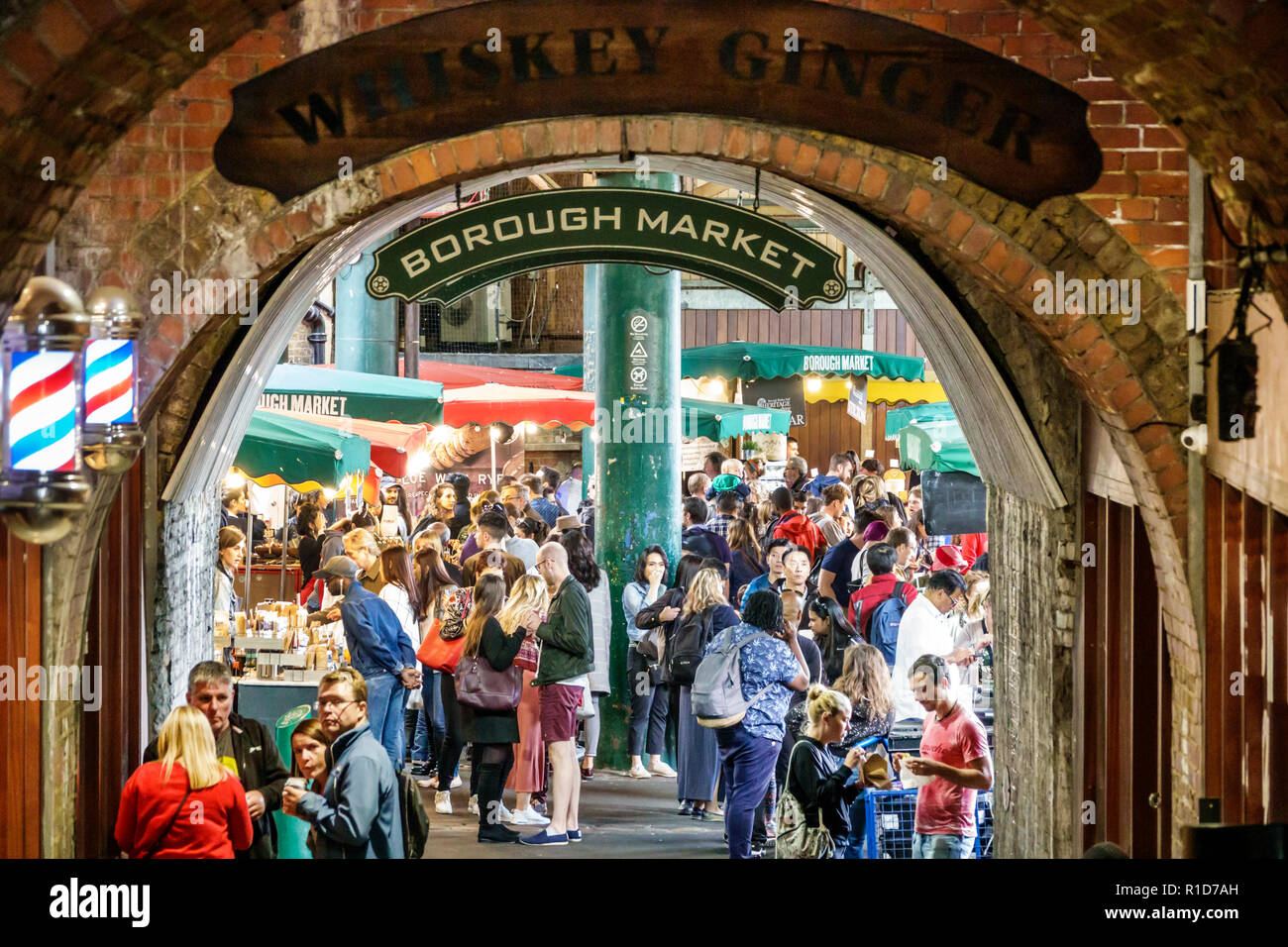 London England, Großbritannien, South Bank Southwark, Borough Market, Verkaufsstände, Eingang, überfüllt, Mann Männer männlich, Frau weibliche Frauen, Großbritannien GB English Europe, UK180825051 Stockfoto