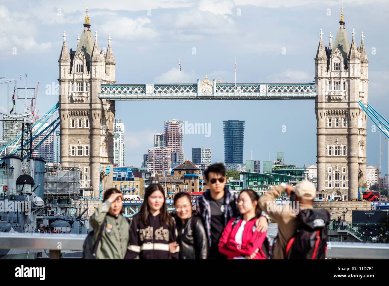 London England, Großbritannien, Tower Bridge, Themse River, Wahrzeichen, viktorianischer gotischer Architekturstil, Skyline der Stadt, asiatische Familien, Eltern, Kind Stockfoto