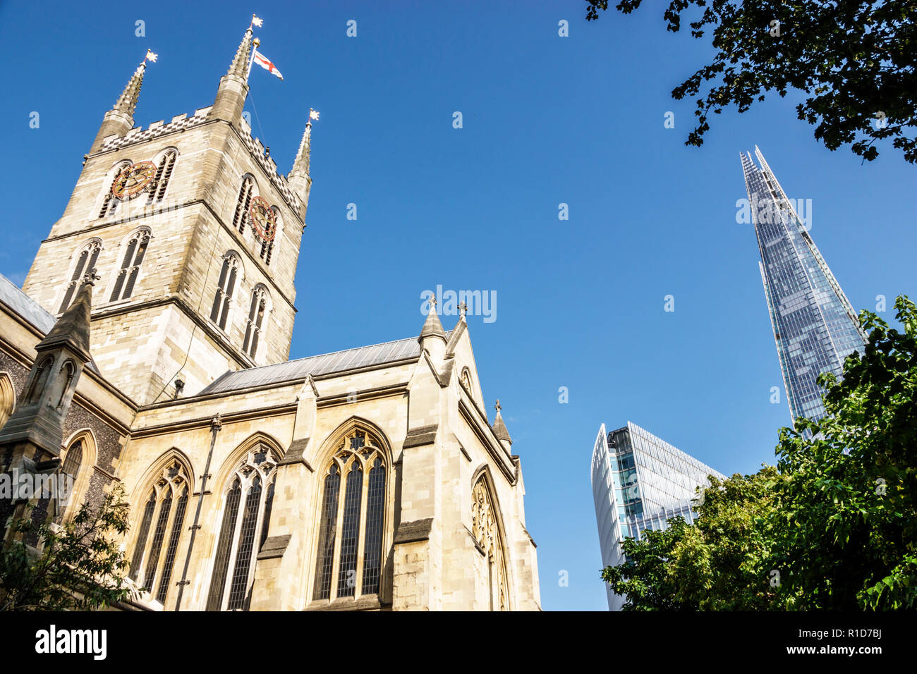 London England, Großbritannien, Southwark Cathedral, anglikanische Diözese Southwark, christliche Kirche, gotischer Stil, Turm, außen, außen, Shard Wolkenkratzer bui Stockfoto