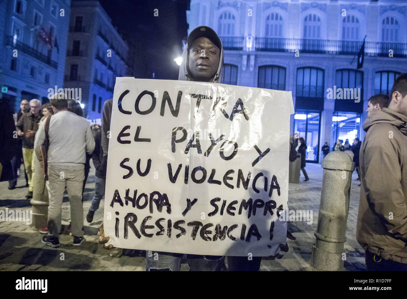 Eine Demonstrantin hält ein Plakat gesehen, während der Demonstration. Hunderte von Menschen mit unterschiedlichem ethnischen Hintergrund protestierten gegen Rassismus außerhalb des spanischen Institutionen in Madrid. Die Demonstranten forderten, dass weiße Menschen der Schaden, den Rassismus zu schwarzen Menschen getan hat. Stockfoto