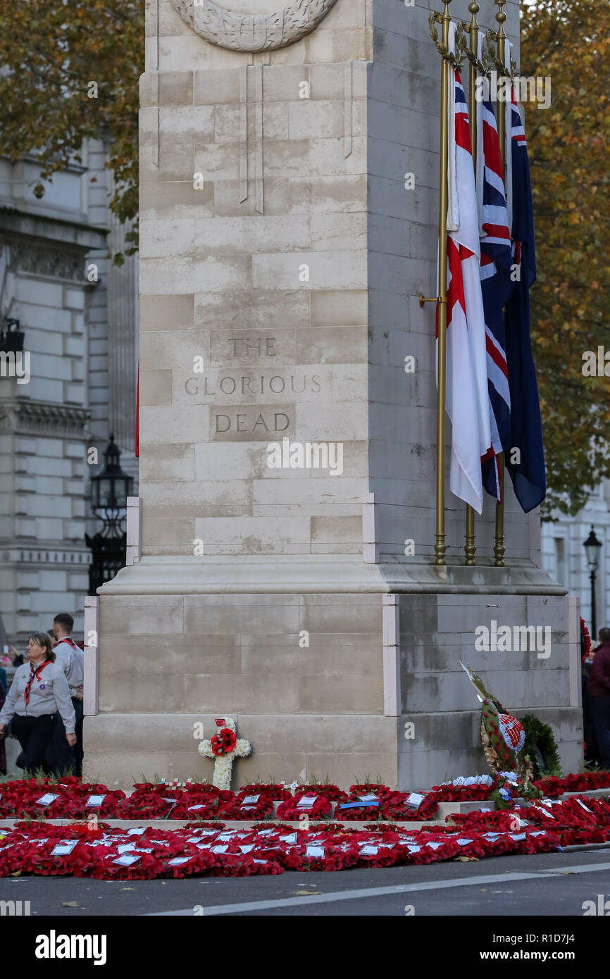 Blick auf das Ehrenmal auf Whitehall während der jährlichen Erinnerung an den 100. Jahrestag des Waffenstillstandes Prozession in London zu Tribut zu denen, die gelitten haben oder während des Krieges starb. Hunderte von Menschen versammelt, um gemeinsam den 100. Jahrestag des Waffenstillstandes, die sah, 3.123 cm Mitglieder der bewaffneten Kräfte ihr Leben verloren, zu markieren. Der Waffenstillstand im Ersten Weltkrieg zwischen den Alliierten und Deutschland in Compiegne, Frankreich auf der elften Stunde des elften Tag des elften Monats unterzeichnet wurde - 11:00 Uhr Am 11. November 1918. Stockfoto