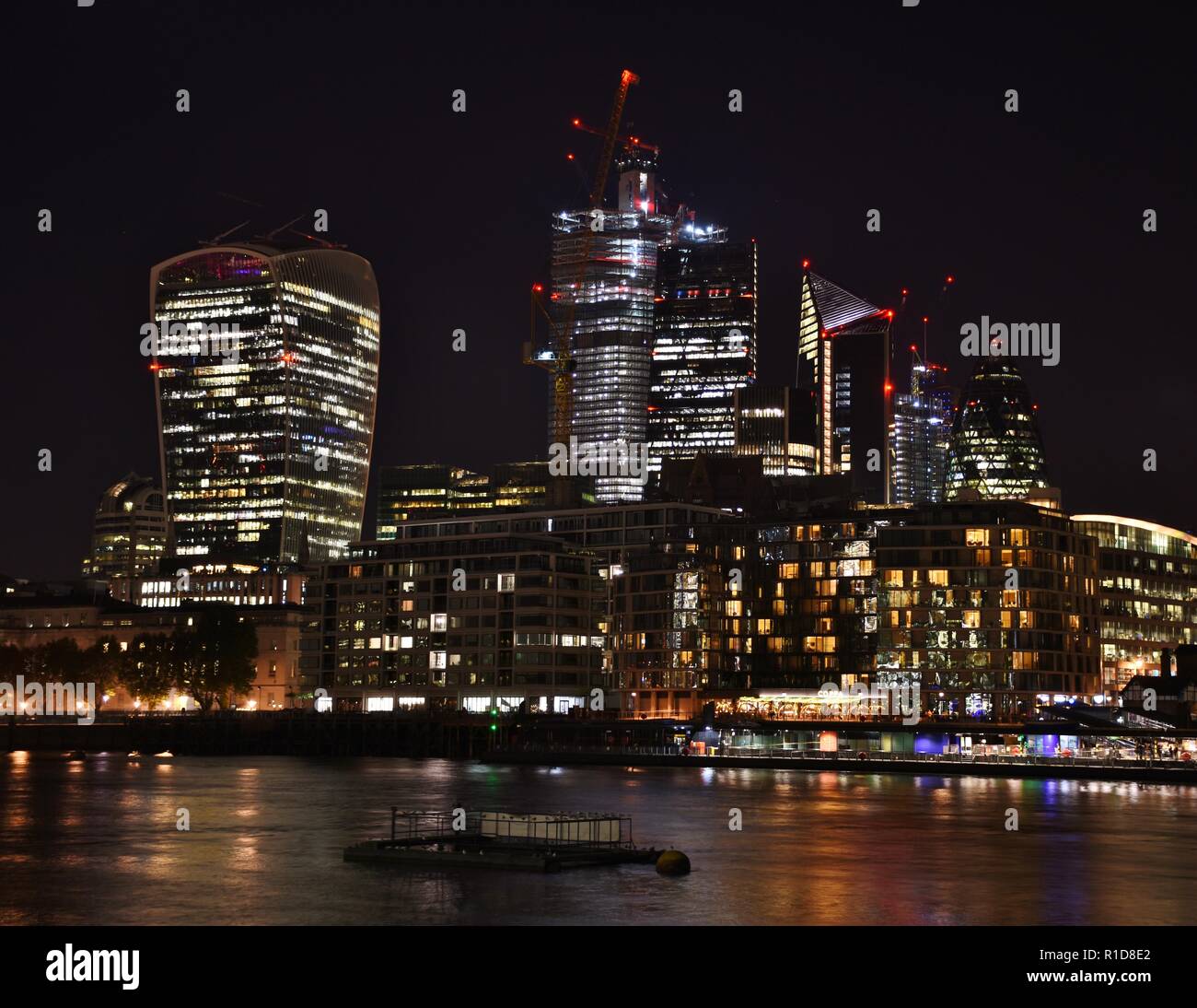 Stadtzentrum von London am Nordufer der Themse in der Nacht. Die Walkie-Talkie-(20 Fenchurch Street) Wolkenkratzer ist auf der linken Seite. Stockfoto