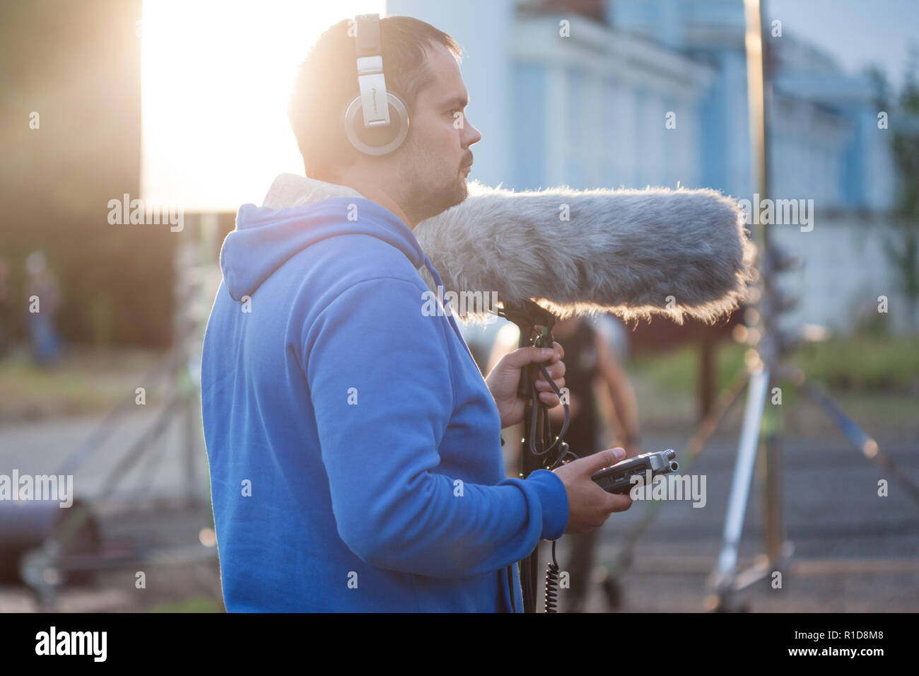 Sankt Petersburg, Russland - 31. OKTOBER 2018: Film Crew vor Ort. Ton am Set. Mann mit einem Mikrofon mit winddicht Stockfoto