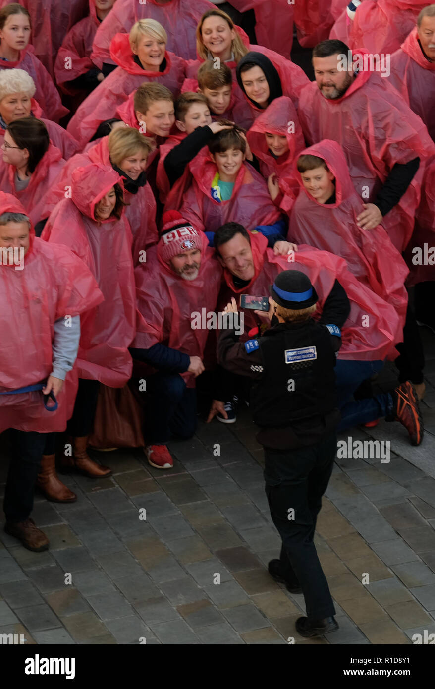 Cirencester Gloucestershire, Großbritannien. 11 Nov 2018.3300 Menschen versammeln sich die Weltgrößte menschlichen British Legion Mohn zu bilden. Die Veranstaltung wurde im Zentrum von Cirencester Am 11.11.2018 hielt das Ende von Weltkrieg 1 vor hundert Jahren zu comerorate. Credit: charlie Bryan/Alamy leben Nachrichten Stockfoto