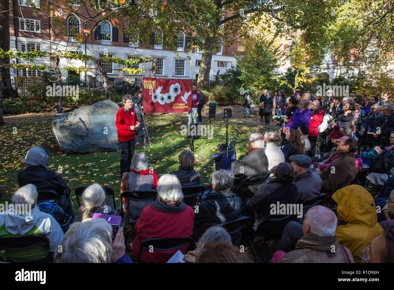 London, Großbritannien. 11. November 2018. Sue Gilmurray der Anglikanischen pazifistischen Fellowship liest ein Gedicht mit anderen Friedensaktivisten und Unterstützer die Teilnahme an einer Zeremonie des Gedenkens und des Friedens in Tavistock Square auf der 100. Jahrestag der Unterzeichnung der Waffenstillstand, dem Ende des ersten Weltkriegs markiert. Credit: Mark Kerrison/Alamy leben Nachrichten Stockfoto