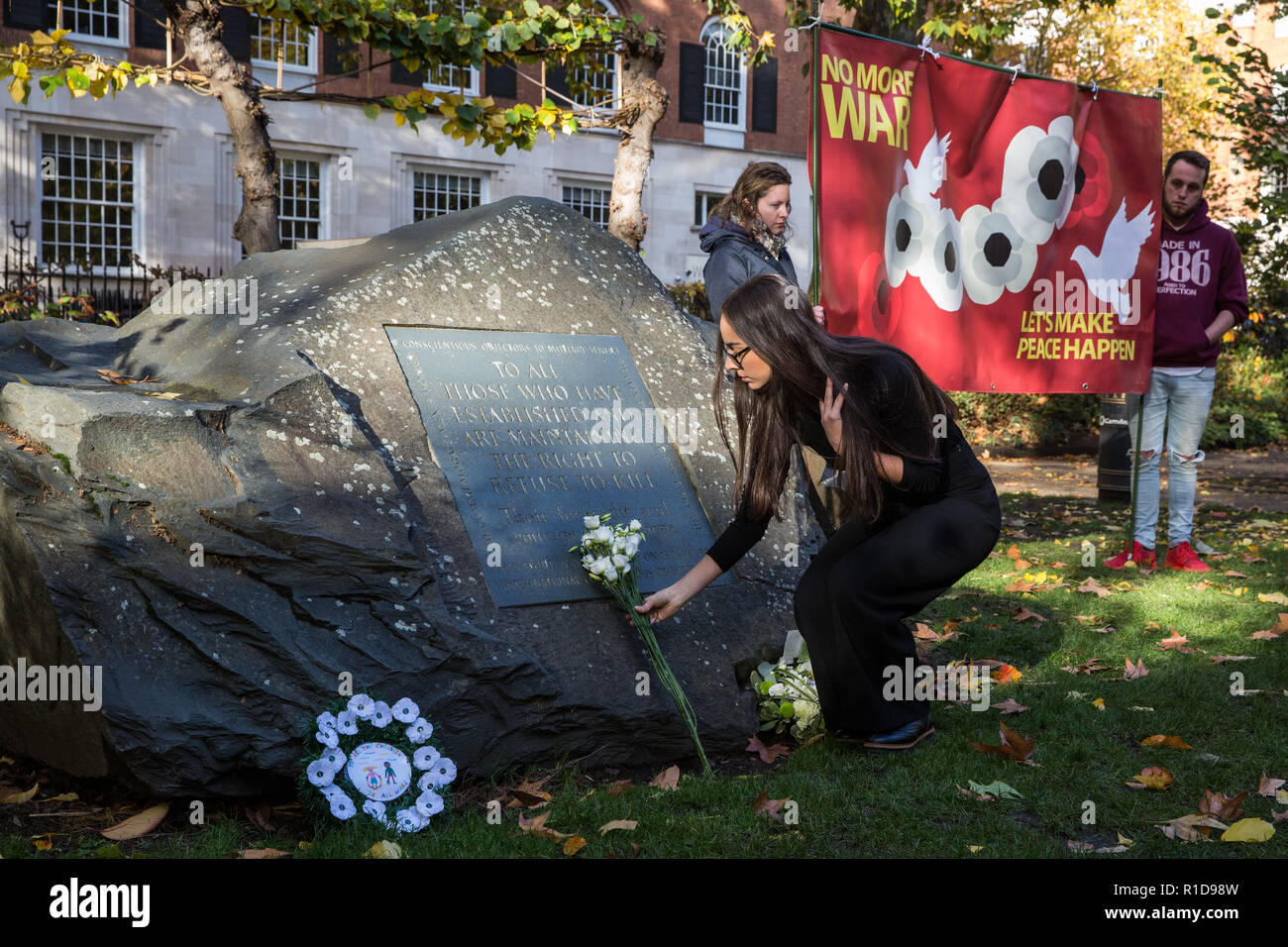 London, Großbritannien. 11. November 2018. Ein Vertreter einer pazifistischen Group legt einen Kranz vor der Kriegsdienstverweigerer' Stein in Tavistock Square als Teil einer Erinnerung Sonntag Zeremonie des Gedenkens und des Friedens auf das 100-jährige Jubiläum der Unterzeichnung der Waffenstillstand, dem Ende des ersten Weltkriegs markiert. Credit: Mark Kerrison/Alamy leben Nachrichten Stockfoto