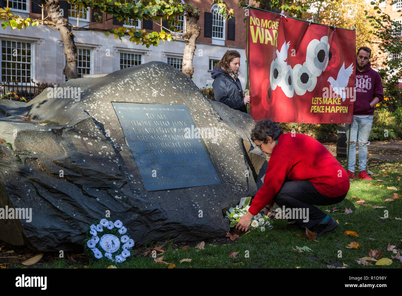 London, Großbritannien. 11. November 2018. Sue Gilmurray der Anglikanischen pazifistischen Fellowship legt einen Kranz vor der Kriegsdienstverweigerer' Stein in Tavistock Square als Teil einer Erinnerung Sonntag Zeremonie des Gedenkens und des Friedens auf das 100-jährige Jubiläum der Unterzeichnung der Waffenstillstand, dem Ende des ersten Weltkriegs markiert. Credit: Mark Kerrison/Alamy leben Nachrichten Stockfoto