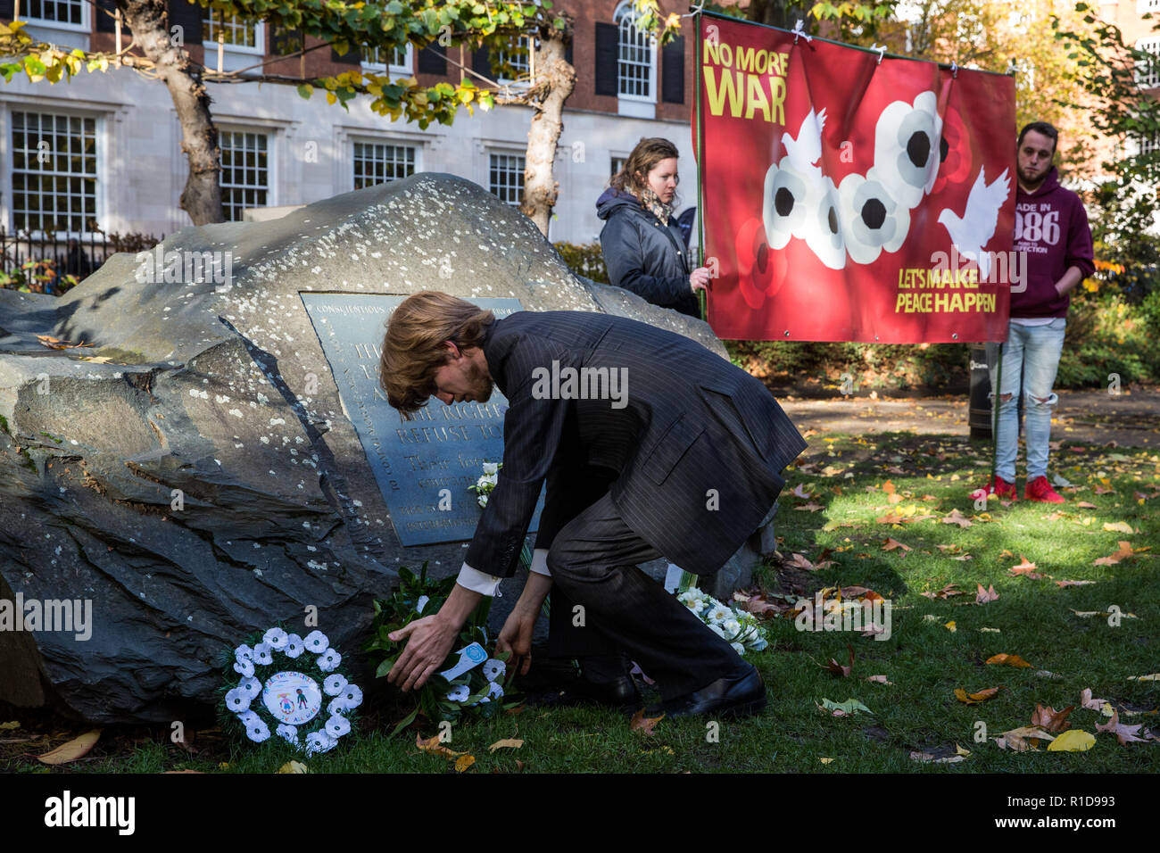 London, Großbritannien. 11. November 2018. Ein Vertreter einer pazifistischen Group legt einen Kranz vor der Kriegsdienstverweigerer' Stein in Tavistock Square als Teil einer Erinnerung Sonntag Zeremonie des Gedenkens und des Friedens auf das 100-jährige Jubiläum der Unterzeichnung der Waffenstillstand, dem Ende des ersten Weltkriegs markiert. Credit: Mark Kerrison/Alamy leben Nachrichten Stockfoto