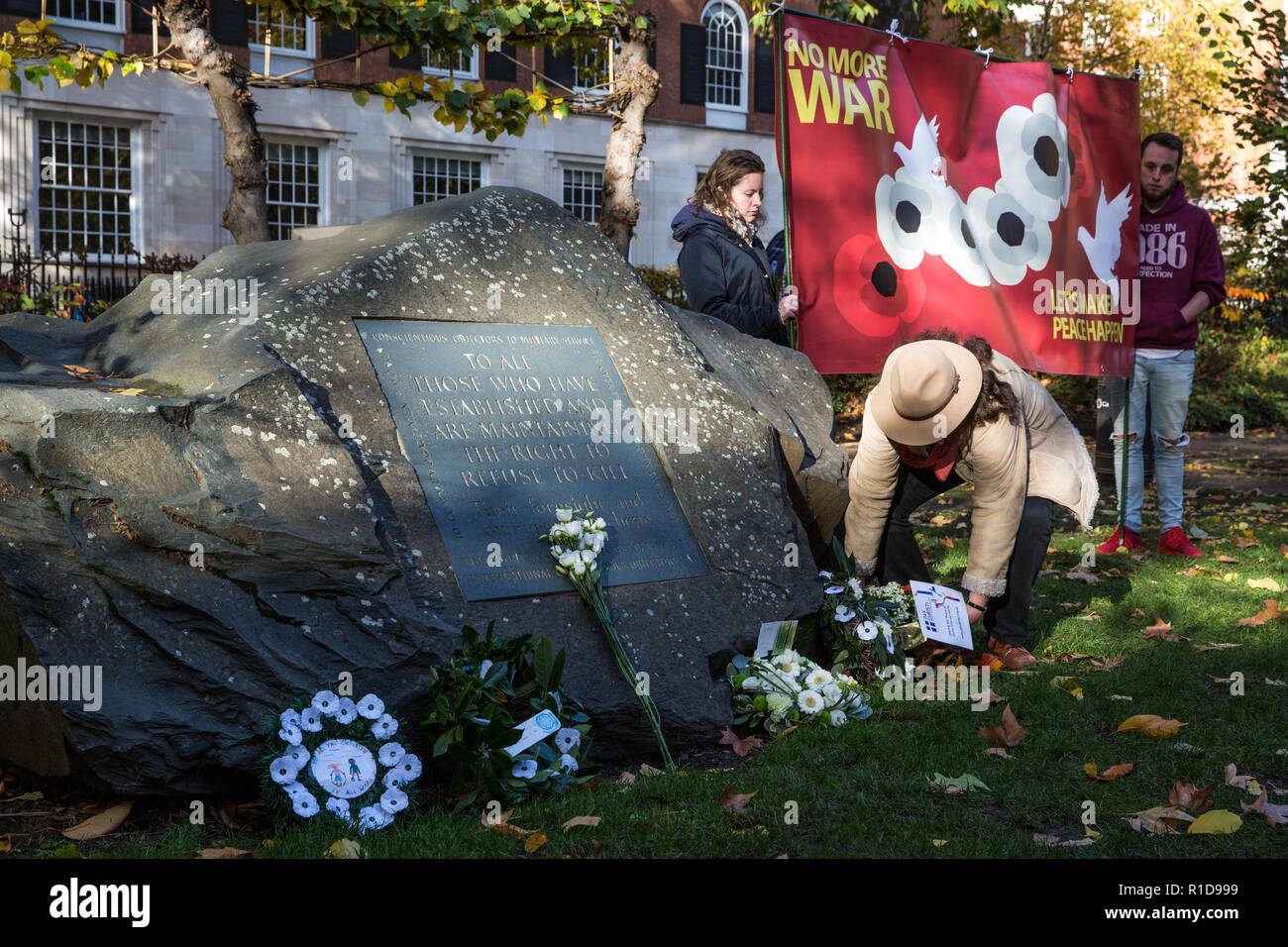 London, Großbritannien. 11. November 2018. Ein Vertreter einer pazifistischen Group legt einen Kranz vor der Kriegsdienstverweigerer' Stein in Tavistock Square als Teil einer Erinnerung Sonntag Zeremonie des Gedenkens und des Friedens auf das 100-jährige Jubiläum der Unterzeichnung der Waffenstillstand, dem Ende des ersten Weltkriegs markiert. Credit: Mark Kerrison/Alamy leben Nachrichten Stockfoto