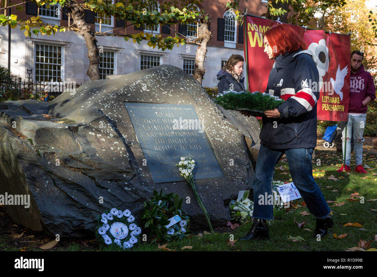 London, Großbritannien. 11. November 2018. Ein Vertreter einer pazifistischen Group legt einen Kranz vor der Kriegsdienstverweigerer' Stein in Tavistock Square als Teil einer Erinnerung Sonntag Zeremonie des Gedenkens und des Friedens auf das 100-jährige Jubiläum der Unterzeichnung der Waffenstillstand, dem Ende des ersten Weltkriegs markiert. Credit: Mark Kerrison/Alamy leben Nachrichten Stockfoto
