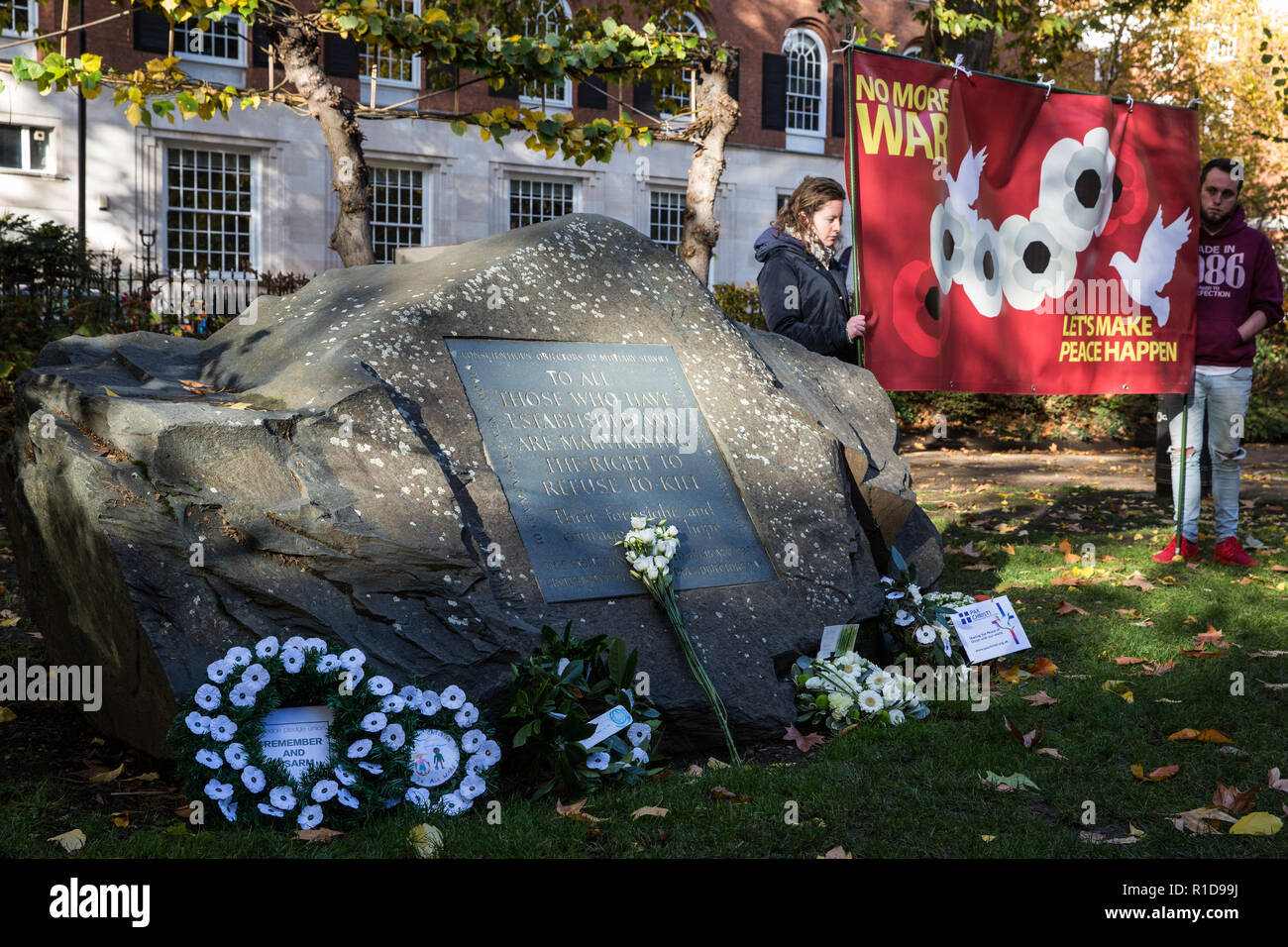 London, Großbritannien. 11. November 2018. Kränze vor der Kriegsdienstverweigerer' Stein in Tavistock Square während einer Erinnerung Sonntag Zeremonie des Gedenkens und des Friedens auf das 100-jährige Jubiläum der Unterzeichnung der Waffenstillstand, dem Ende des ersten Weltkriegs markiert. Credit: Mark Kerrison/Alamy leben Nachrichten Stockfoto