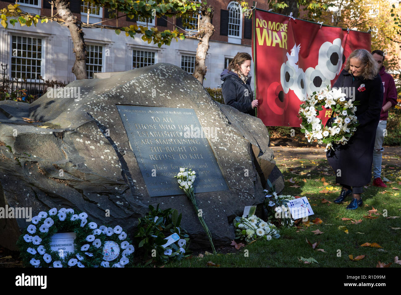 London, Großbritannien. 11. November 2018. Ein Vertreter einer pazifistischen Group legt einen Kranz vor der Kriegsdienstverweigerer' Stein in Tavistock Square als Teil einer Erinnerung Sonntag Zeremonie des Gedenkens und des Friedens auf das 100-jährige Jubiläum der Unterzeichnung der Waffenstillstand, dem Ende des ersten Weltkriegs markiert. Credit: Mark Kerrison/Alamy leben Nachrichten Stockfoto